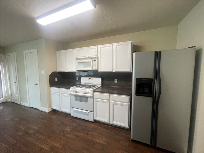 Building Photo - 20806 Settlers Lake Cir N