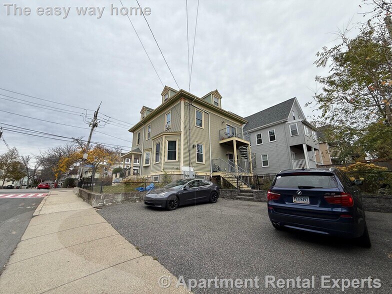 Building Photo - 119 Central St