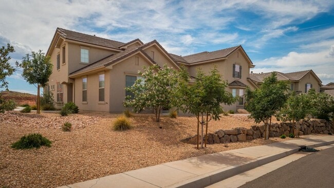 Building Photo - Spacious 3 Bedroom Home