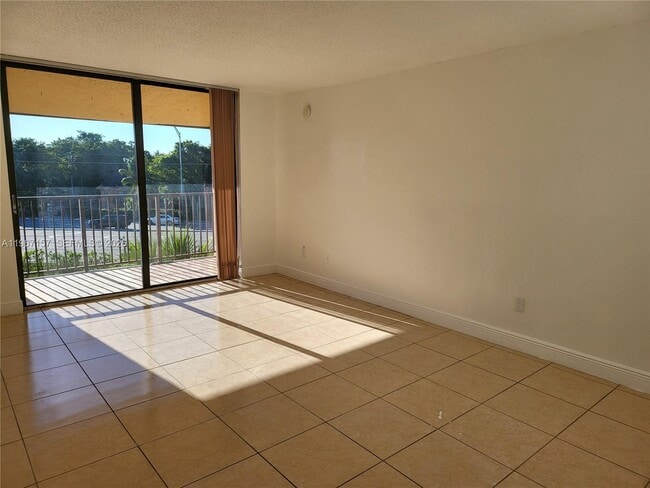 Building Photo - 14611 N Kendall Dr