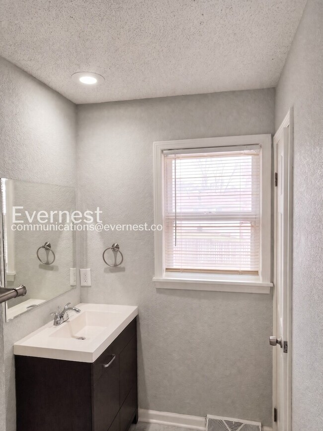 Building Photo - 4 Bed, 2 Bath Home with Garage / Pet-Friendly / Coming Soon!