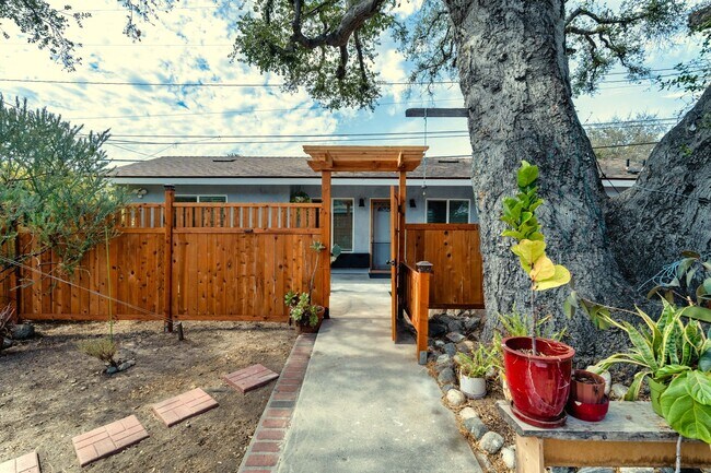 Building Photo - 449 Norumbega Dr