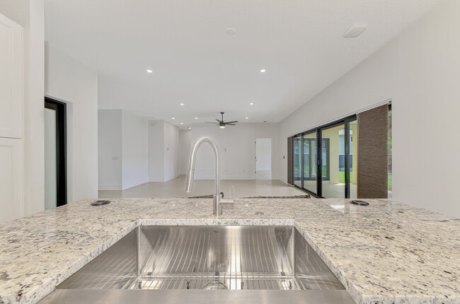 Building Photo - 2144 Webber St