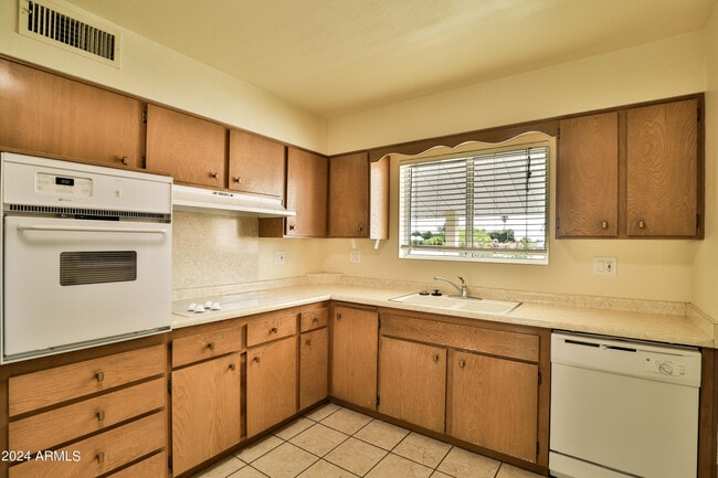 Building Photo - 9860 N 105th Ave