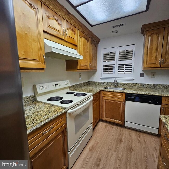 Building Photo - 15101 Glade Dr