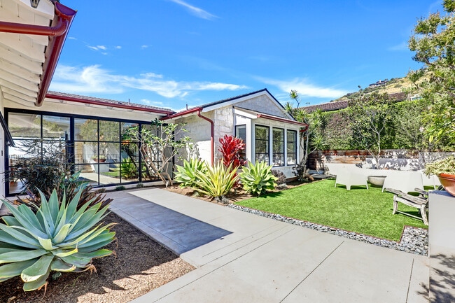 Building Photo - 4 S Vista De La Luna