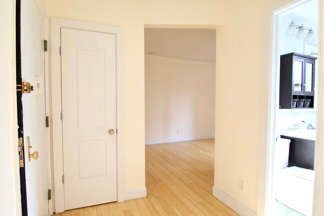 Building Photo - 66 St Nicholas Pl