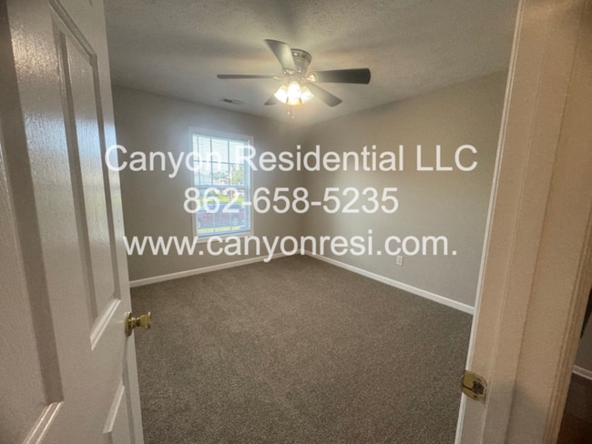 Building Photo - 301 Hawthorn Dr
