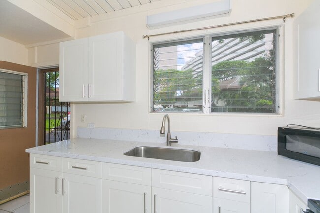 Building Photo - Tropic Garden Townhouse 2b1.5b1pkg
