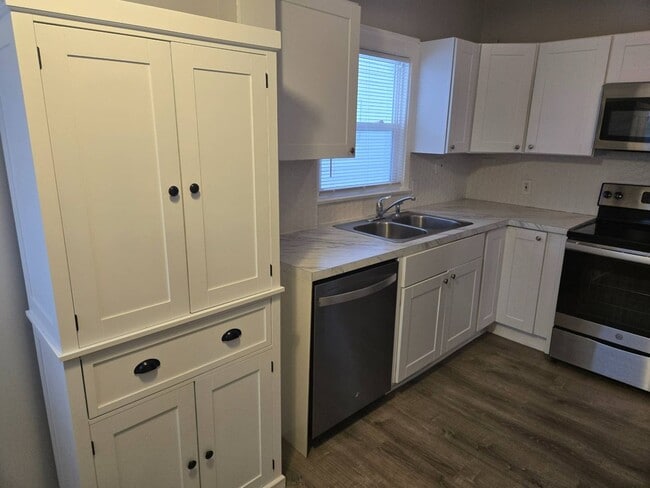 Building Photo - Charming 3-Bedroom Property in Prime Location