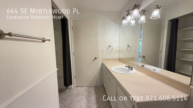 Building Photo - 664 SE Myrtlewood Pl