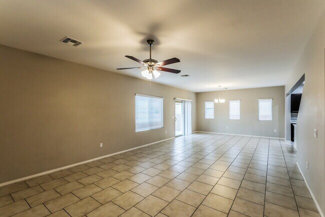 Building Photo - 207 E Calle Vivaz