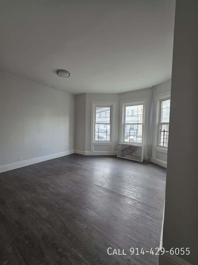 Building Photo - 136 Hawthorne Ave