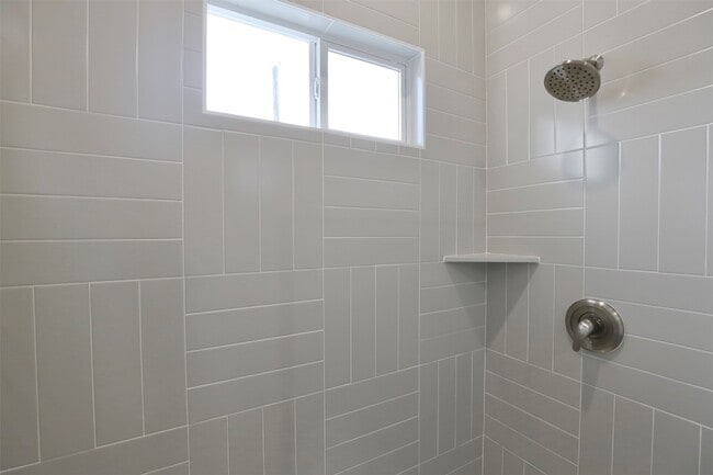 Building Photo - 421 E 41st St