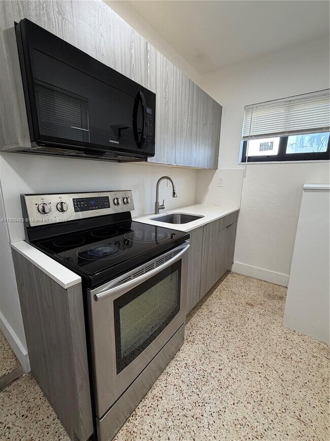 Building Photo - 600 SW 10th St