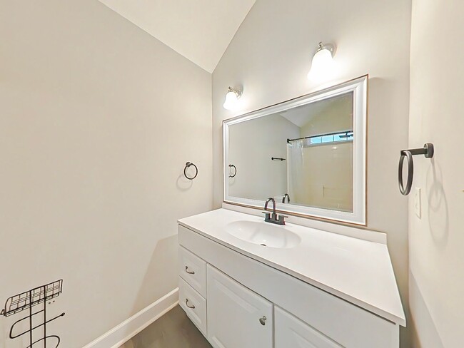 Building Photo - Three bedroom home in Martinez!