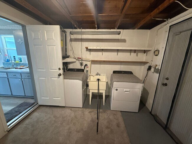 Building Photo - Beautiful 2 bedroom home with fenced in backyard