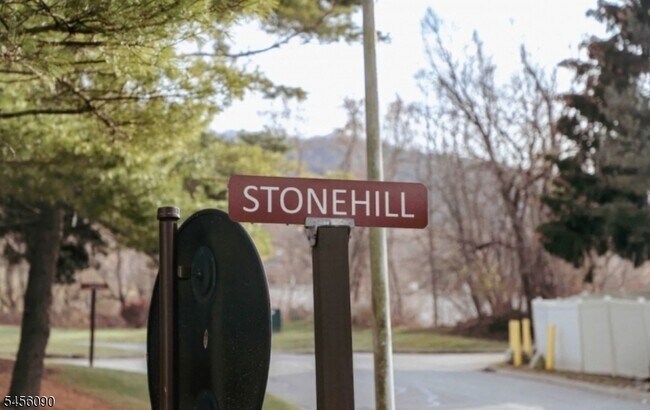 Building Photo - 12 Stonehill Dr