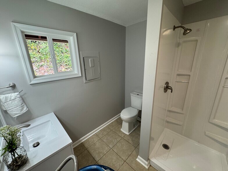 Full Bathroom - 7942 New Hope Rd