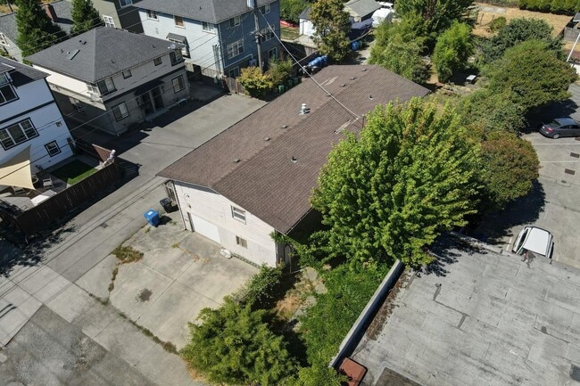 Building Photo - 2410 SW Brandon St