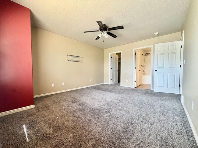 Building Photo - Modern 2 Bed Townhome | Garage, Views & Easy I-15 Access!