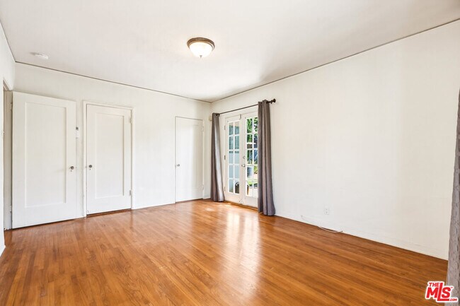 Building Photo - 2613 Cloverfield Blvd