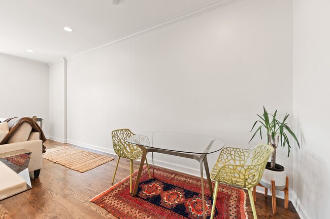 Building Photo - 840 W Erie St