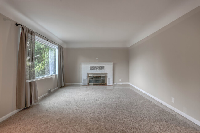 Living room - 3919 Creston Ave