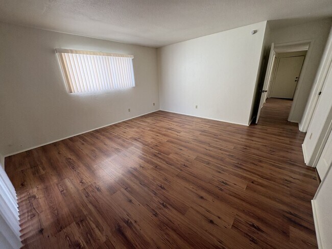 Building Photo - Eastside townhome, convenient location