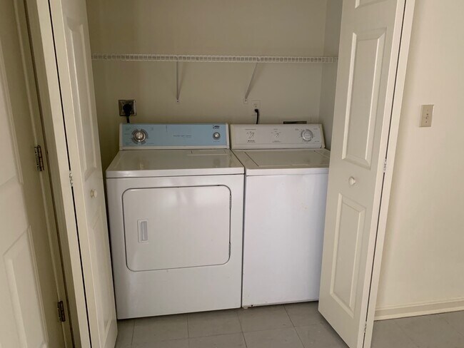 Building Photo - 319 E College Ave