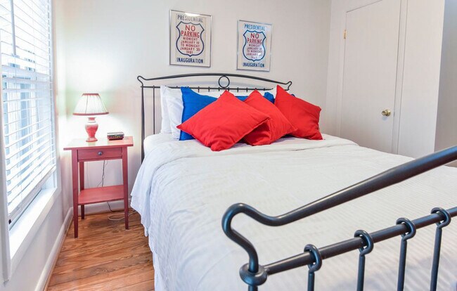 Building Photo - 1127 Independence Ave SE