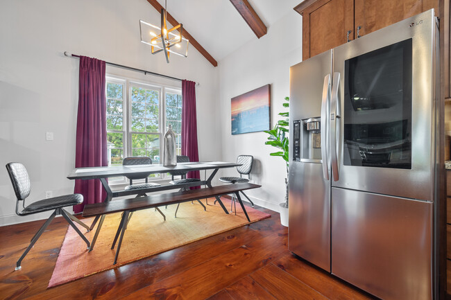 Fully equipped kitchen with brand-new stainless steel appliances - 3273 Dogwood St