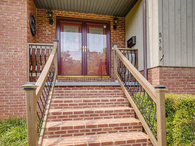 Building Photo - Charming 3-Bedroom Home with Modern Upgrad...