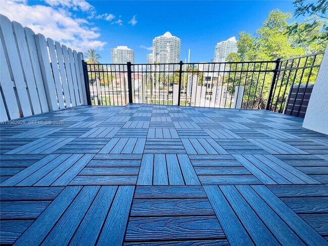 Building Photo - 253 Poinciana Island Dr