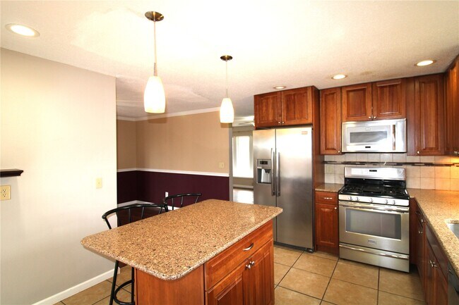 Building Photo - 736 Henry Ave