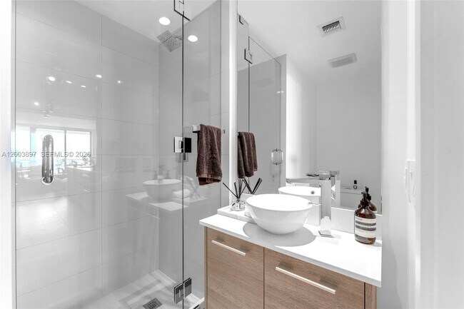 Building Photo - 650 NE 32nd St