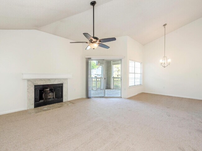 Building Photo - Updated 3 BR unit in the heart of South Park