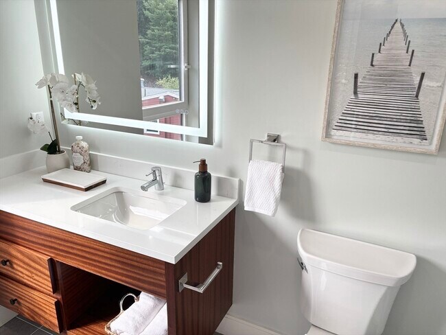 Building Photo - 1391 Main St