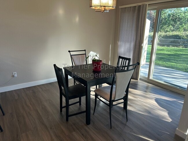 Building Photo - Beautiful 3 bed / 2.5 bath Townhome in Carlsbad