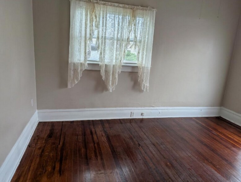 Building Photo - 1008 Lake Ave