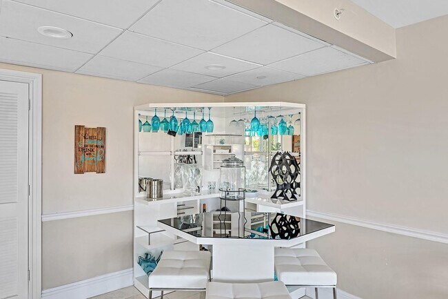 Building Photo - 1150 Hillsboro Mile