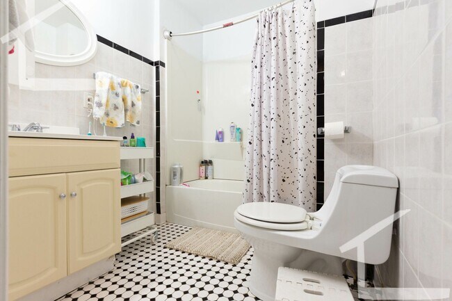 Building Photo - Perfect location! 3-bed, 1-bath Apartment near BU. Heat/Hot Water Included.