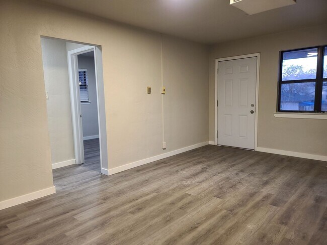 Building Photo - 2 bedroom 1 bath upstairs unit.