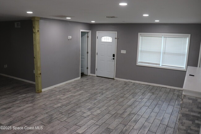 Building Photo - 491 Seacrest Ave