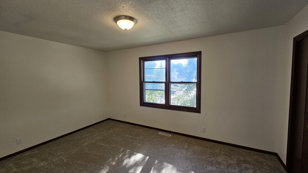 Building Photo - 680 Wildwood Dr