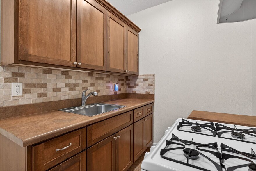 Building Photo - 1324 N Peterson Ave