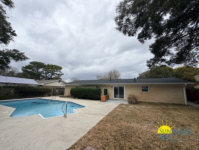 Building Photo - Beautifully Renovated 4BR Home with Private Pool in Fort Walton Beach!