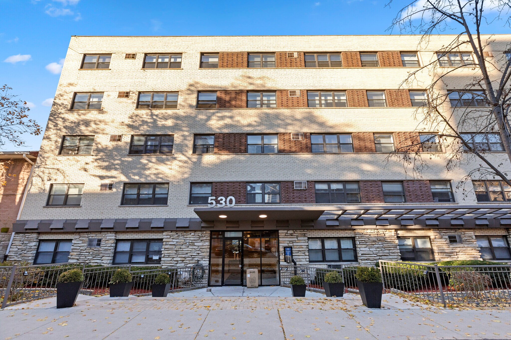 Building Photo - 525 W Aldine Ave