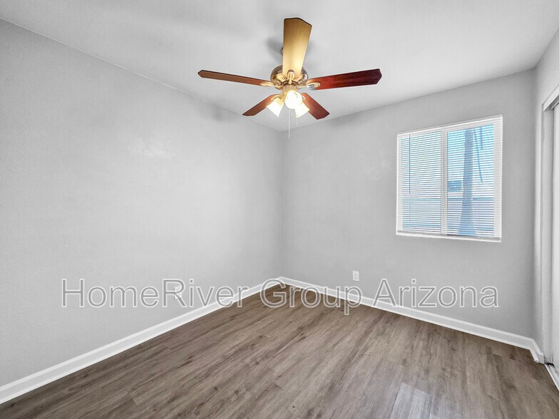 Building Photo - 2241 W Hartford Ave
