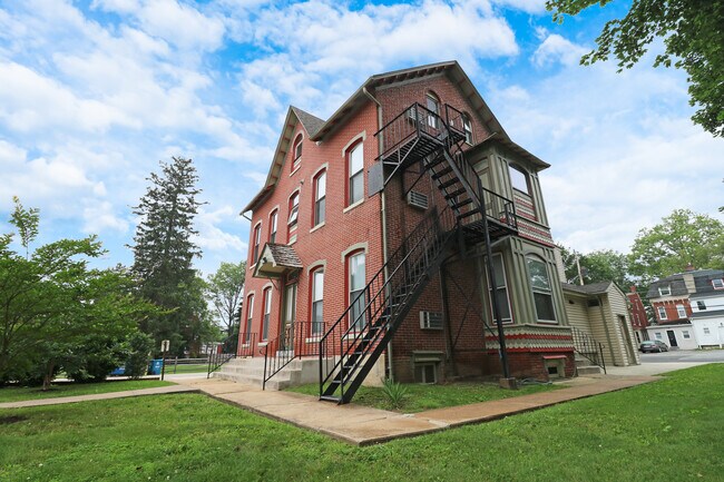 Building Photo - 609 S High St
